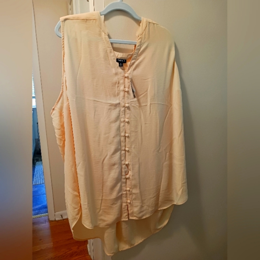 Torrid button blouse; size 5xl; light yellow